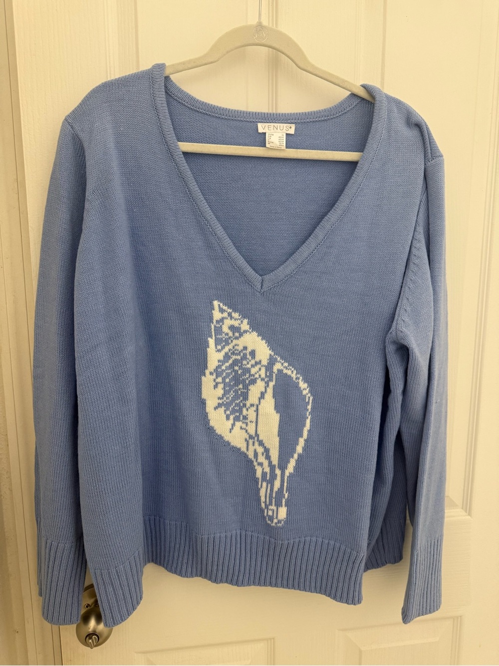 VENUS Powder Blue V-Neck Sweater with White Shell Graphic. Size 3X.